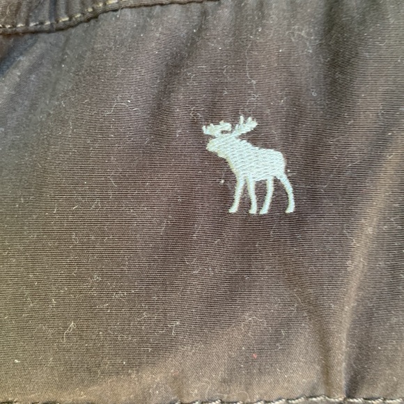 Abercrombie Puffy Vest Sz. L Fitted Snaps and Double Zip Pockets Detachable Hood - Picture 3 of 17